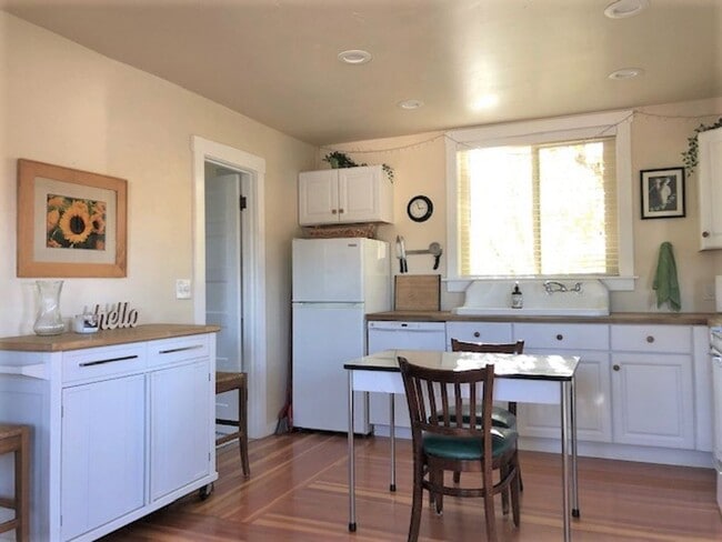 Building Photo - Fully Furnished 1-Bedroom in Downtown SLO ** All Utilities Included