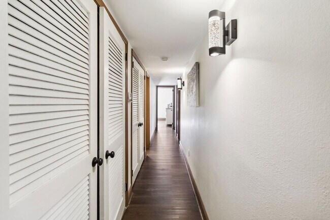 Building Photo - 906 Chapel Creek Dr