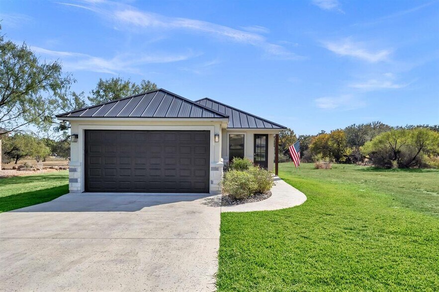 Primary Photo - 3205 Douglas Dr