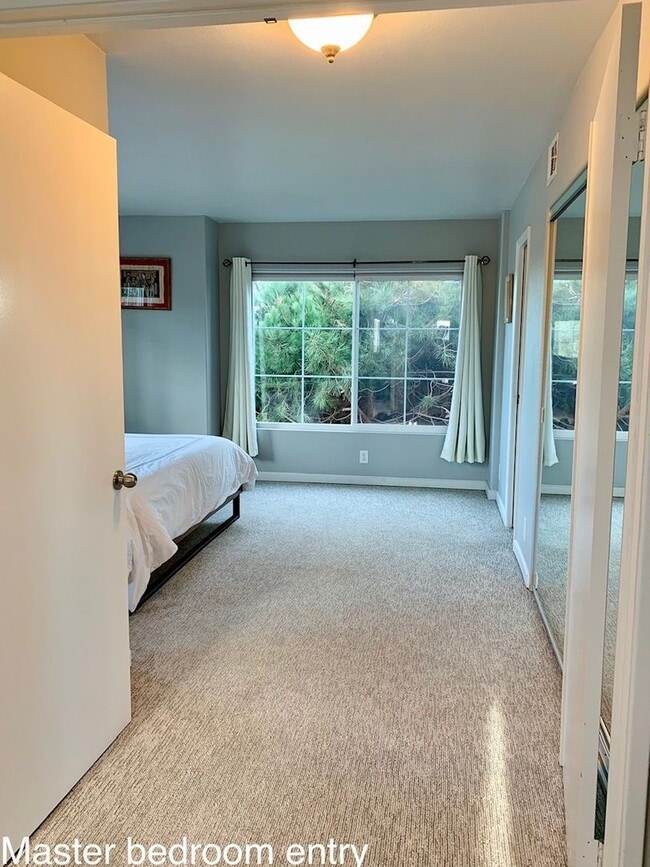 Building Photo - 3 bed updated OB townhome, near beach