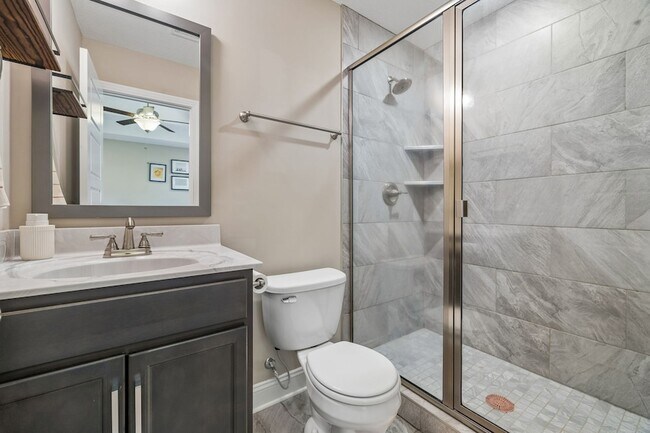 Building Photo - 833 Lutz Ln