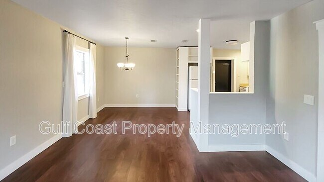 Building Photo - 904 17th Ave W