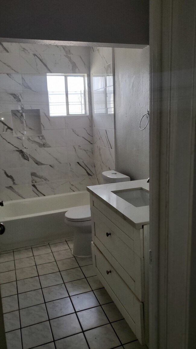 Building Photo - 15414 W Hampton Cir