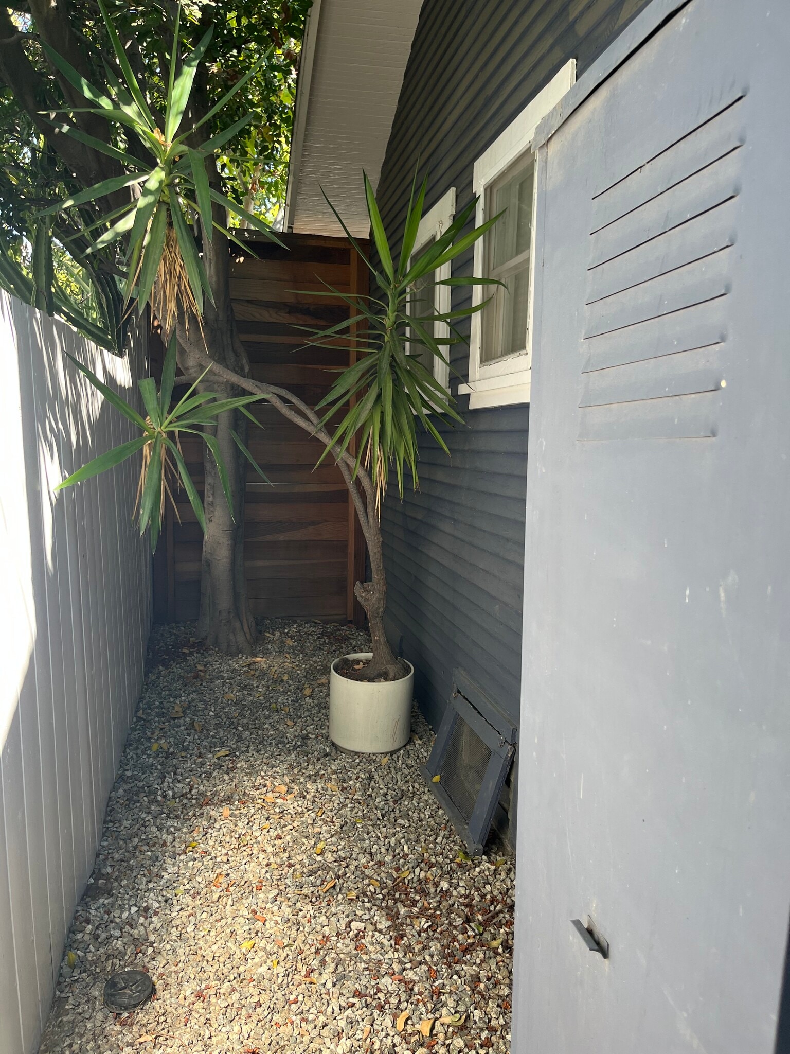 Building Photo - 7022 De Longpre Ave