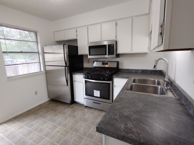 Building Photo - 1620 W Braker Ln