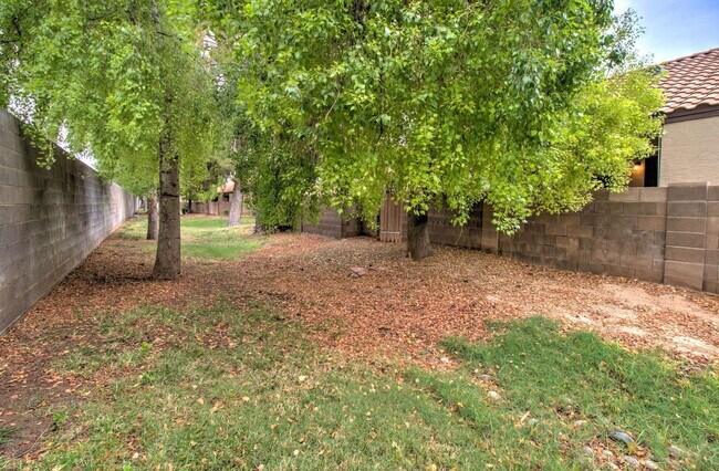 Building Photo - 921 W University Dr