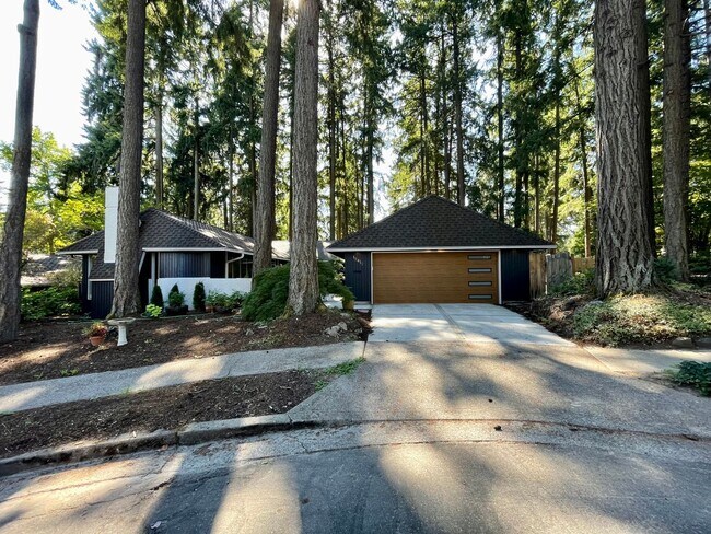 Building Photo - Beaverton 4 Bed + 2 Bath House - W/D, Walking Trails, EV Charging and MORE!!