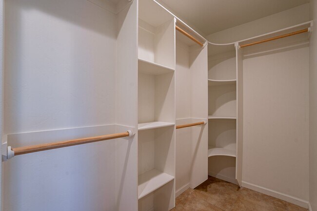 Building Photo - 436 E Waverly St