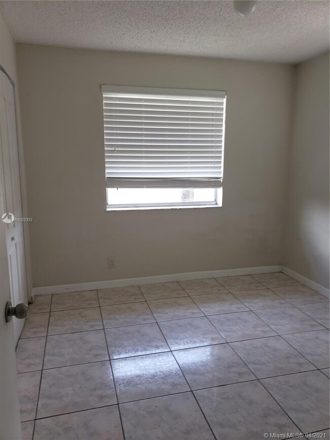 Building Photo - 9962 Twin Lakes Dr
