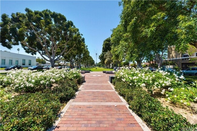 Building Photo - Amazing Downtown Torrance! - 3 bd / 2.5 ba...