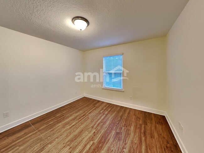 Building Photo - 221 Crestrun Loop