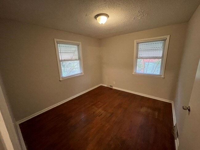 Building Photo - Charming 3 Bedroom Home Just Outside Uptown!