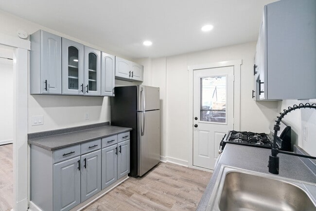 Building Photo - Stunning 4 bedroom home in Brookline available now!