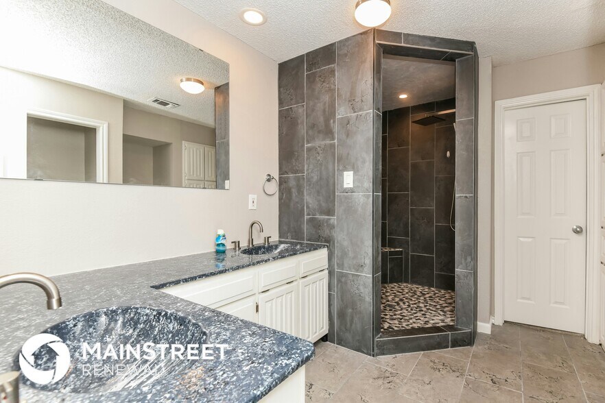 Building Photo - 3813 Clear Brook Cir