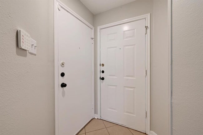 Building Photo - 2318 Riddle Rd