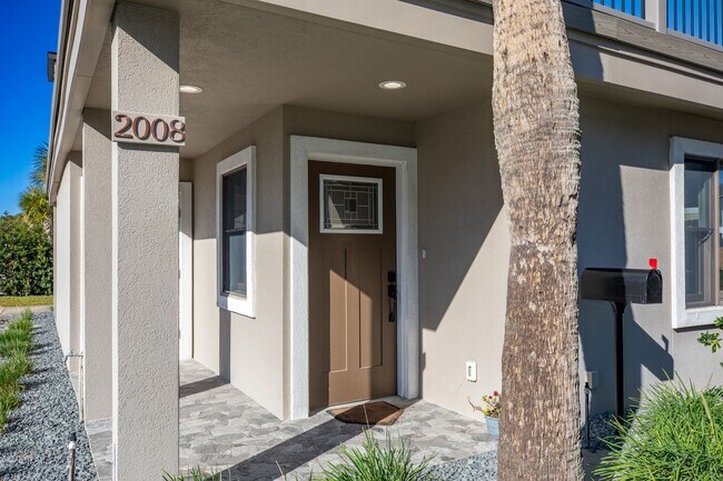 Building Photo - Renovated Beach House