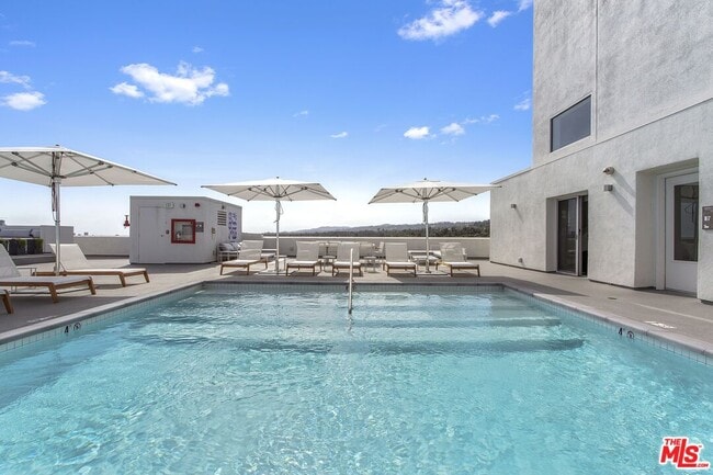 Building Photo - 838 N Doheny Dr