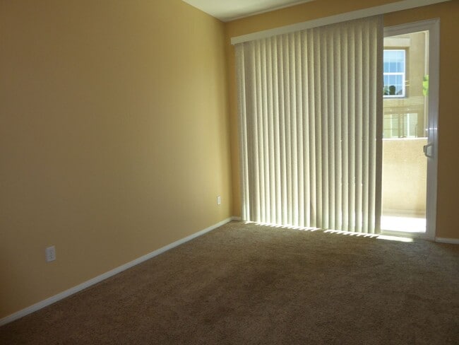 Building Photo - Conveniently located 3 BR, 3 Bath townhome in Coronado Ranch, close to everything.