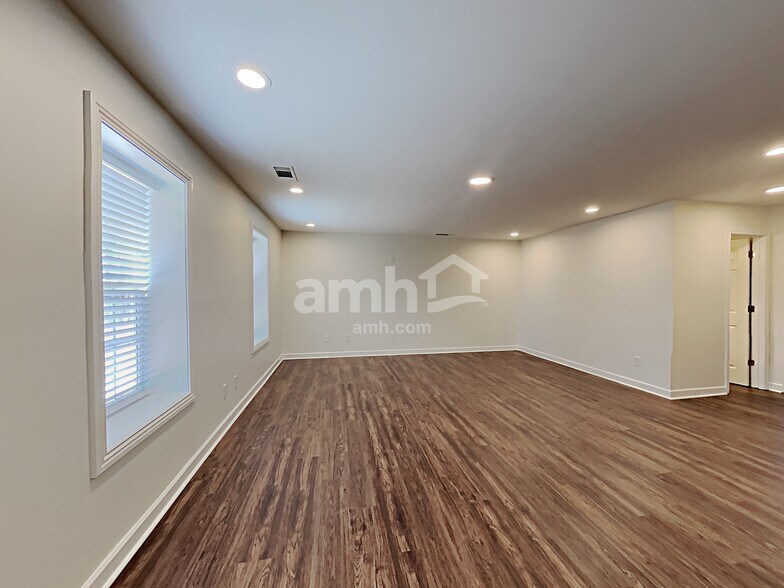 Building Photo - 1772 N Oak Dr