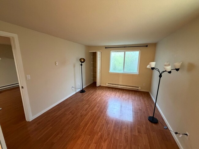 Building Photo - Bellevue/Factoria 2bd 1bath Condo for Rent!