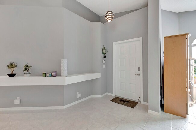 Building Photo - 6129 Heliconia Rd