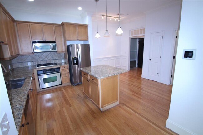 Building Photo - 11 Perimeter Center E