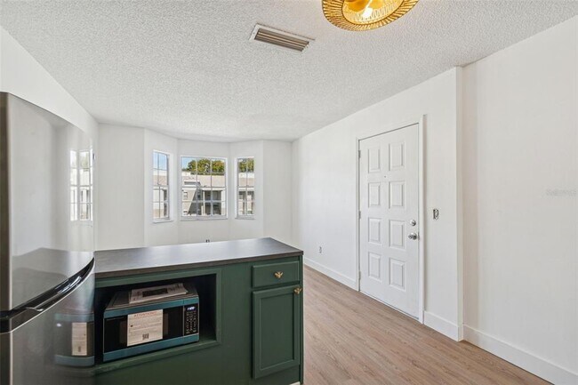 Building Photo - 4511 S Oak Dr