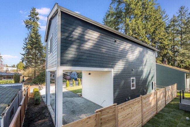 Building Photo - Beautiful Brand New 2bed 2.5bath Seattle H...
