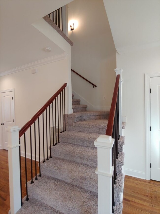 Building Photo - 3 Bedroom, 2.5 Bath Townhome Close to UTC!