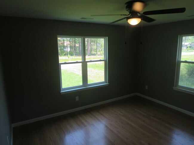 Building Photo - 324 2nd St