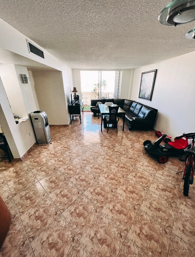 Living room - 1833 S Ocean Dr