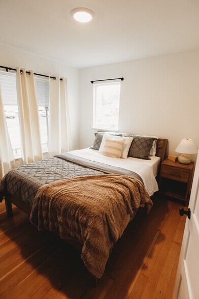 Building Photo - 207 E 9th St