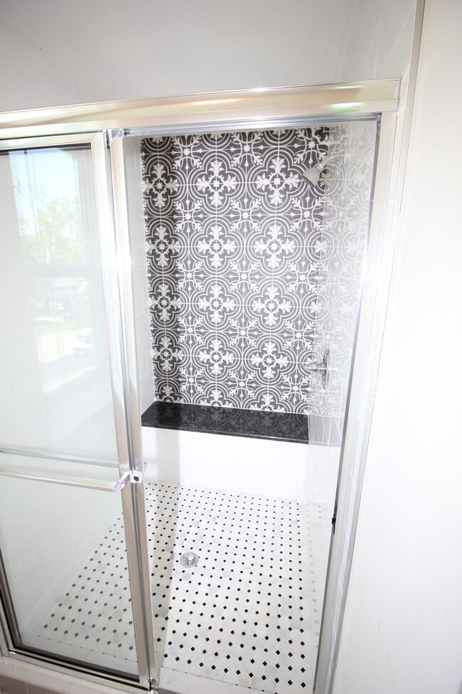 Building Photo - Lafayette Hill - 4 Bedroom 2.5 Bath Twin - HW - Granite - Great Location