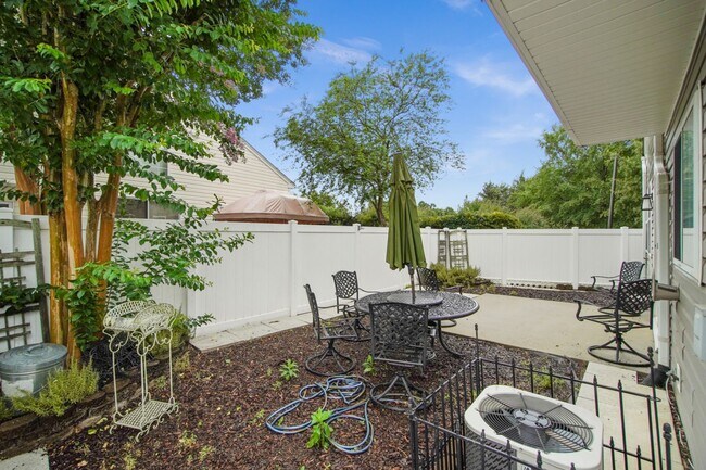 Building Photo - Located in Highland Creek