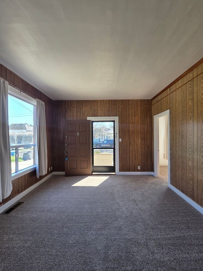 Building Photo - West Side Petaluma Near Down Town  - 2 Bedroom 1 Bathroom