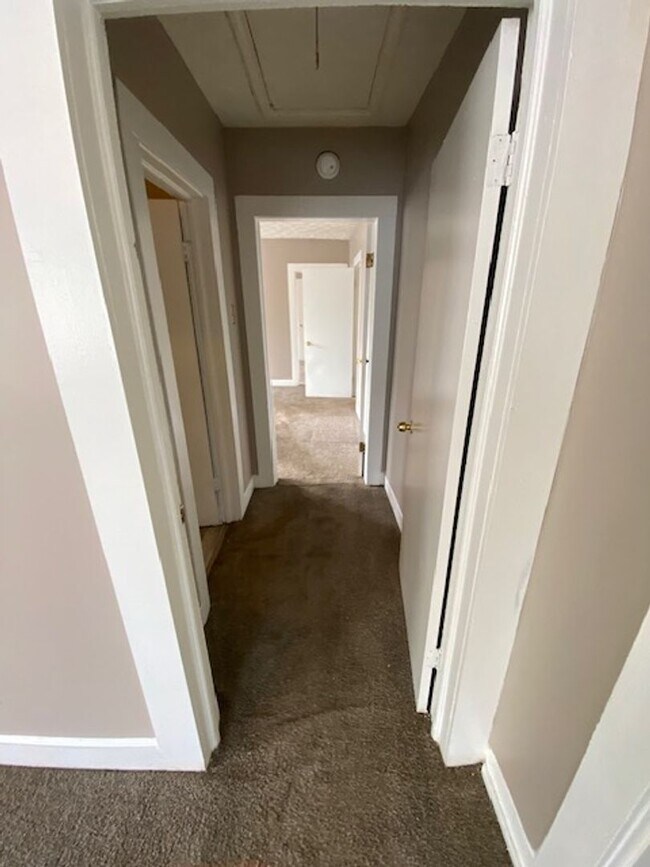 Building Photo - Located near Schools and Shopping. Ask about our "Move-In-Special".