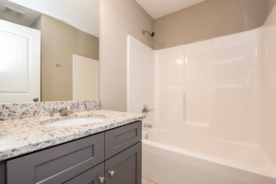 Building Photo - 466 Fieldcrest Dr