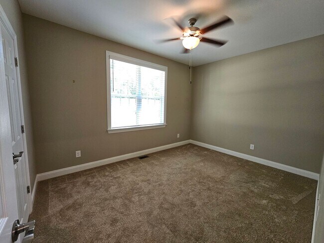 Building Photo - NEW LISTING!!!!!