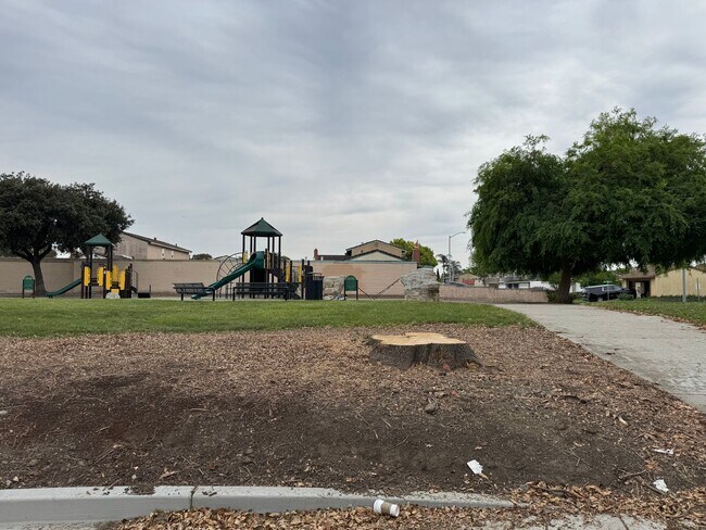 Building Photo - NEXT TO PARK DESIREABLE LOCATION RECENTLY RENOVATED!