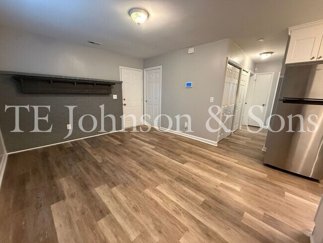 Building Photo - Modern Comfort with a Fenced Yard in Winston-Salem