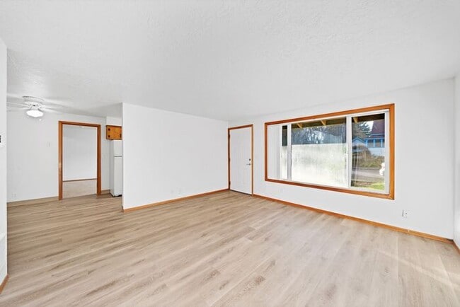 Building Photo - 3 bedroom 2 bath townhouse downtown Hillsboro!