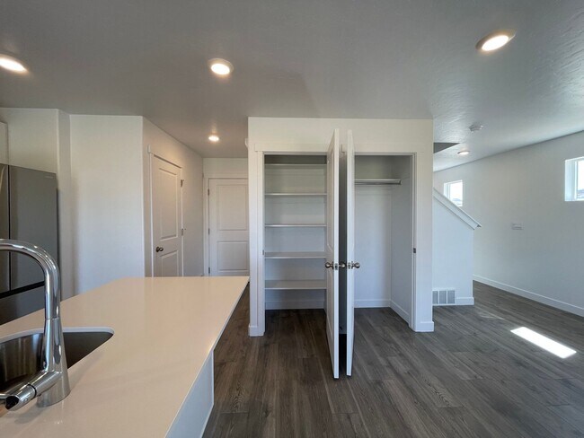 Building Photo - 3-Bedroom Townhome in Santaquin!