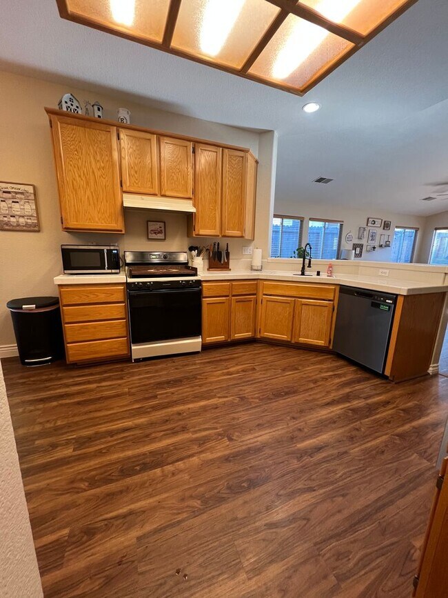 Building Photo - 3 Bedroom - Heart of Roseville