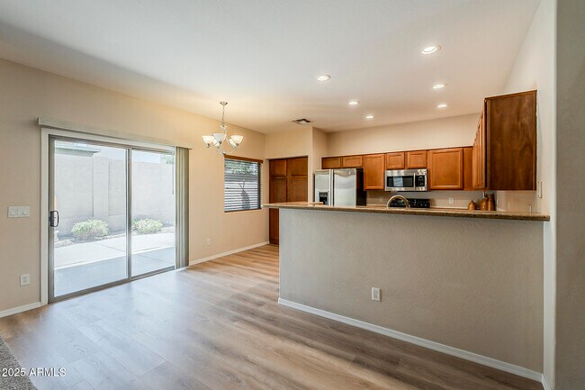 Building Photo - 519 E Rainbow Dr