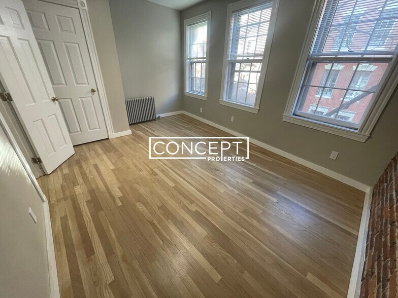 Building Photo - 82 Phipps St