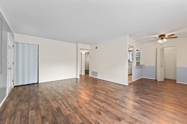 Building Photo - 2 bedroom 1 bath unit for rent in the High...