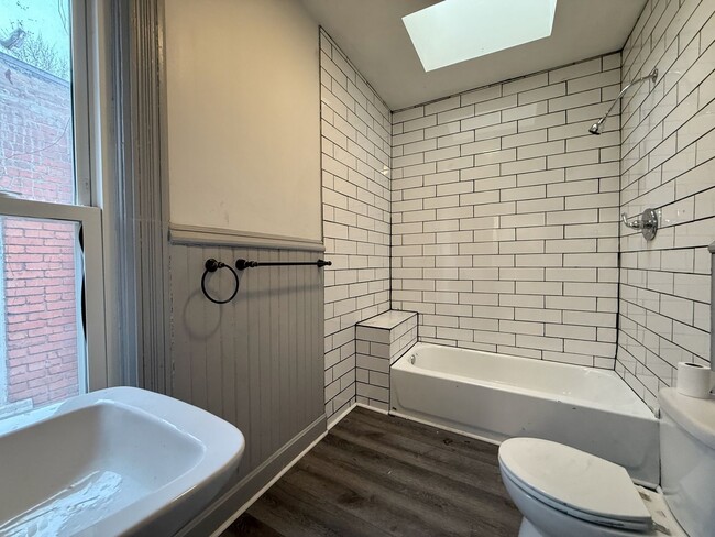 Building Photo - Very Spacious 2 Bed 2.5 Bath Home!