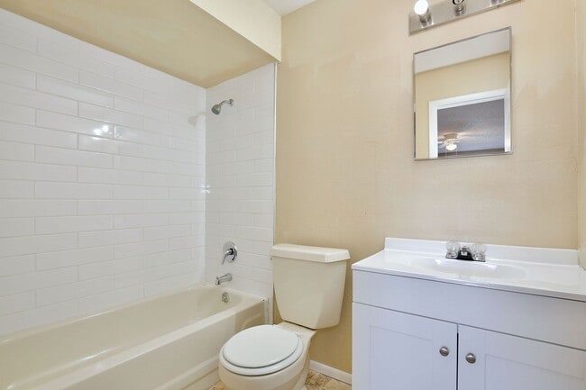 Building Photo - Spacious 2/2 Cozy Condo with a Screened Balcony in the Gated Community of Hawthorne Village - Orl...