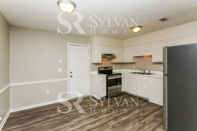 Building Photo - Stunning 3BR, 2BA home