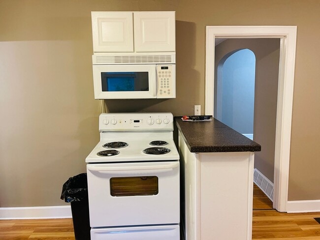 Building Photo - 3 bedroom house - Pet Friendly, Garage, Fenced Yard